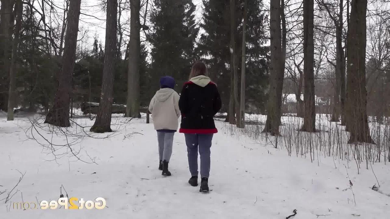 15P Nastya mija ao ar livre antes que sua namorada limpe sua boceta