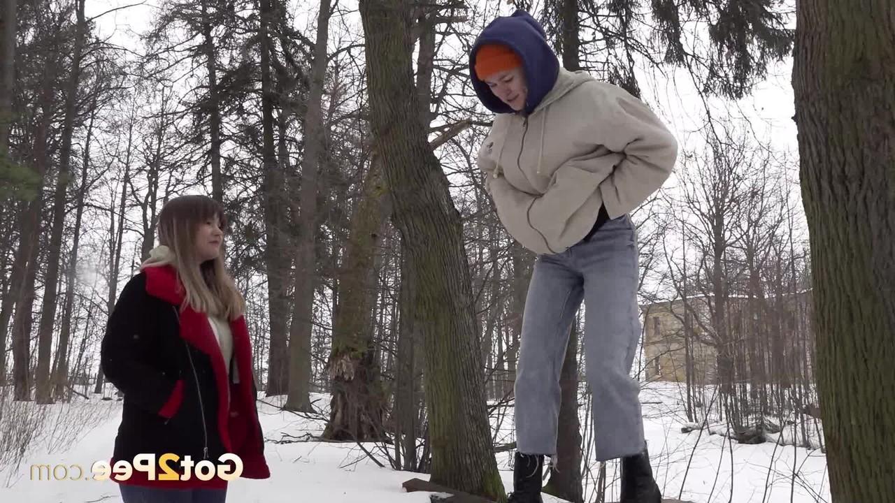15P Nastya mija ao ar livre antes que sua namorada limpe sua boceta