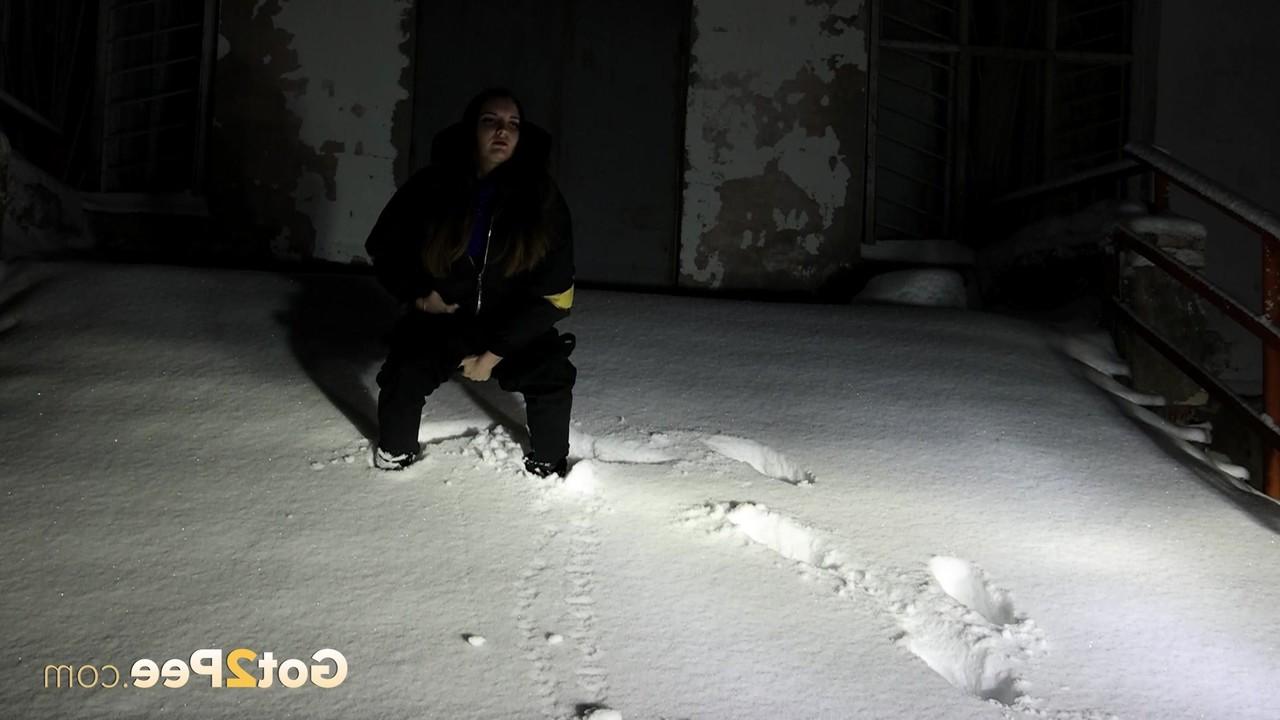 15P Brunette chick Vika takes a badly needed piss on snow-covered ground