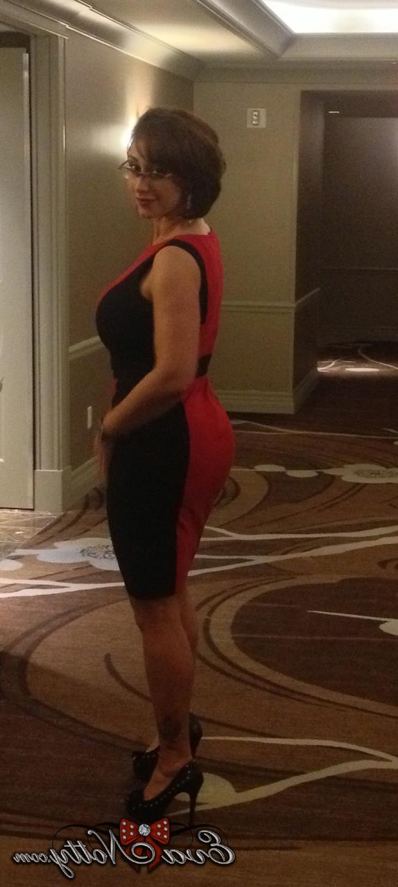 15P Candid shots of sexy MILF Eva Notty attending a XXX convention