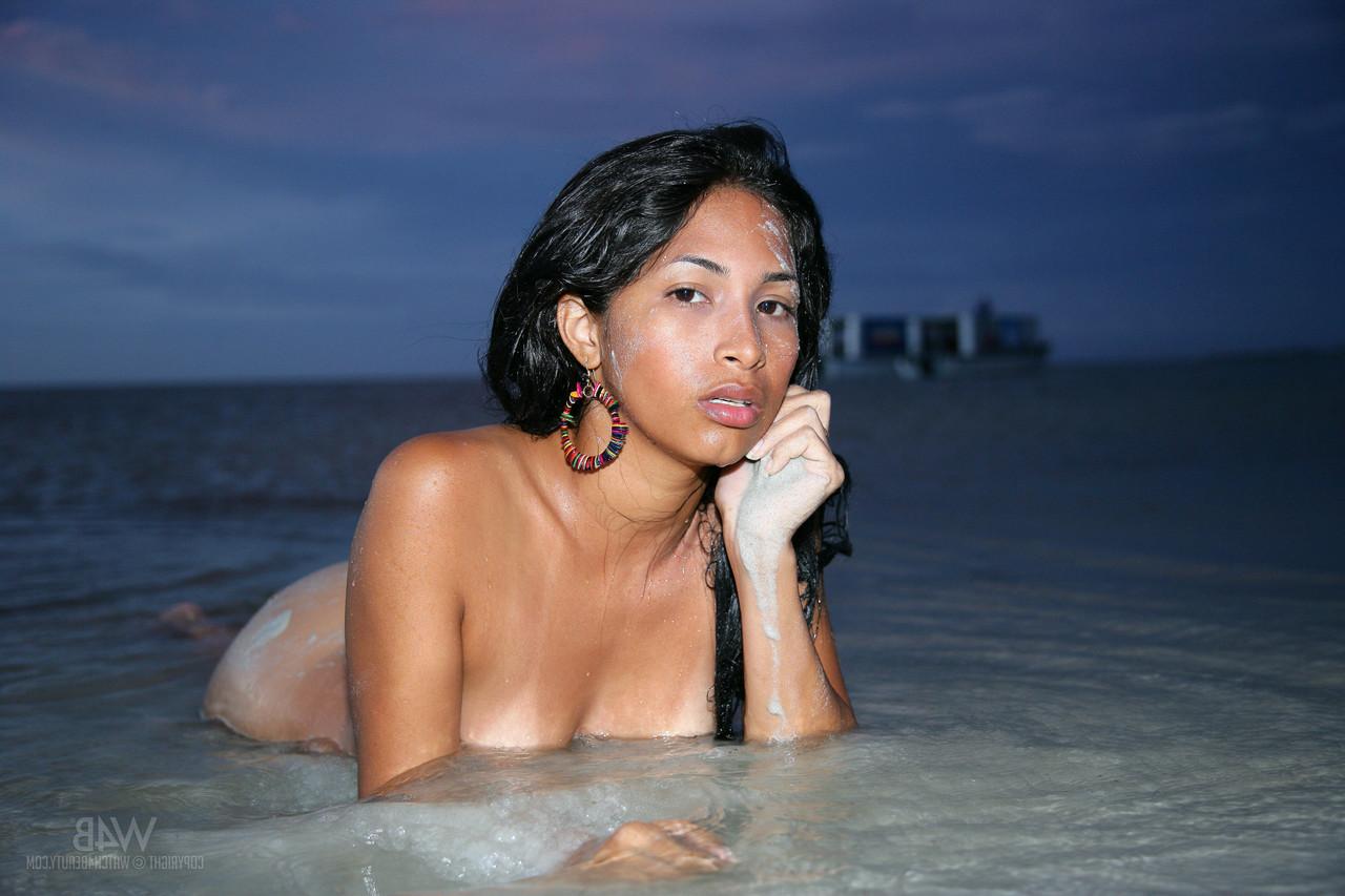20P Venezuelan beauty Ruth Medina stripping and posing naked at the beach