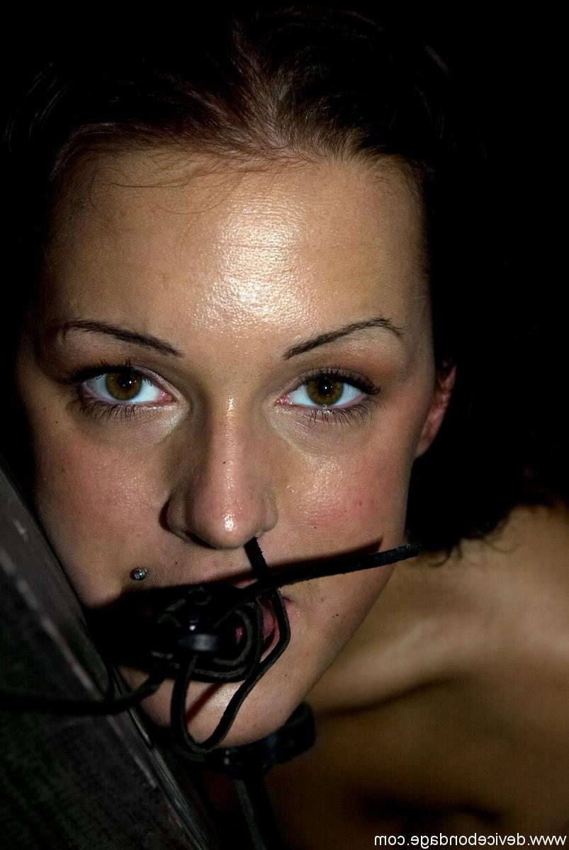 20P La MILF américaine Sara Faye se fait humilier alors qu'elle est attachée à un pilier.