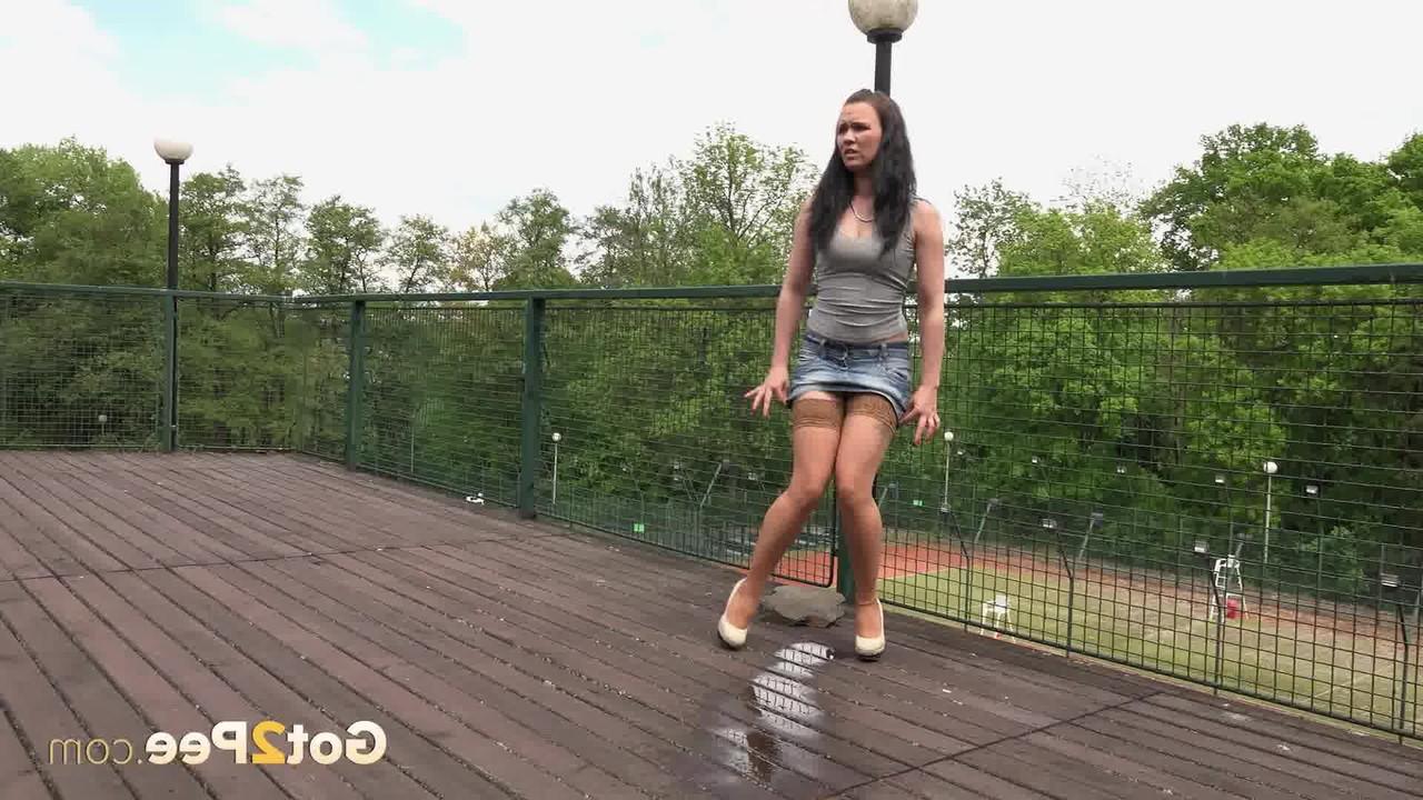 15P Расстроенная женщина отодвигает трусики, чтобы пописать на пешеходном переходе