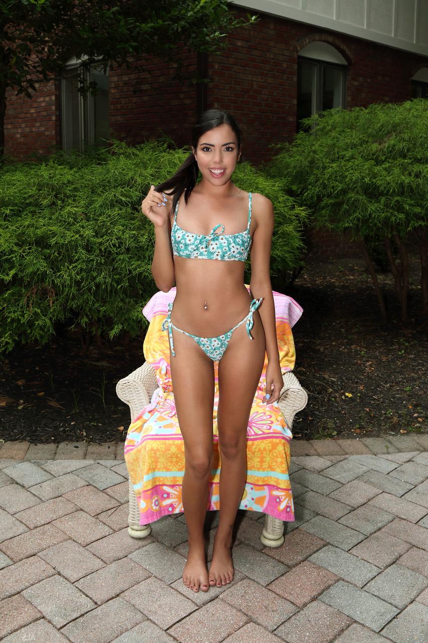 20P Sexy Babe Rachel Rivers brinca com sua buceta raspada e seu buraco de amor anal com consolos