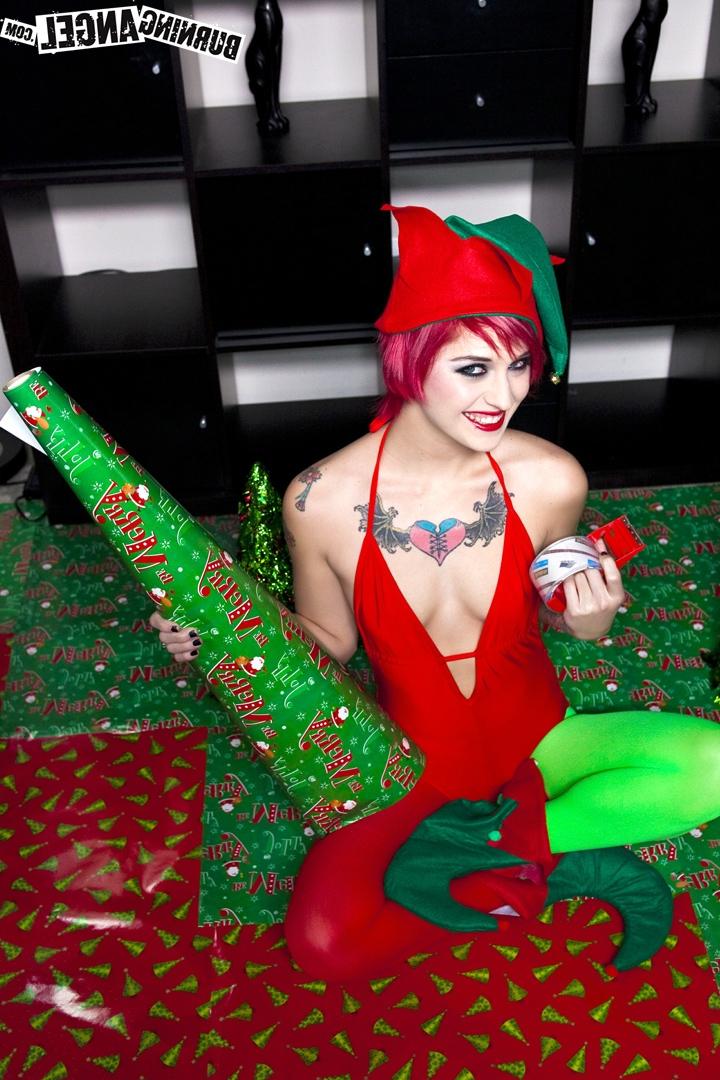 17P Wicked elf Kleio gets naked to wrap Xmas presents & finger fuck in hot closeup