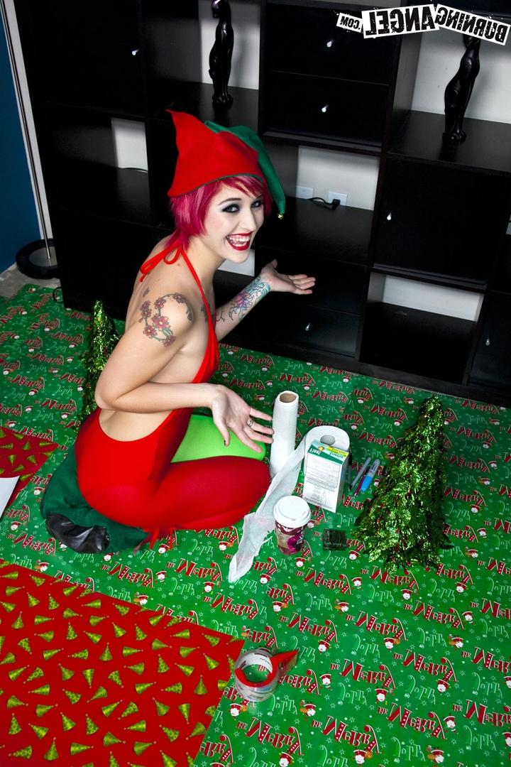 17P Wicked elf Kleio gets naked to wrap Xmas presents & finger fuck in hot closeup