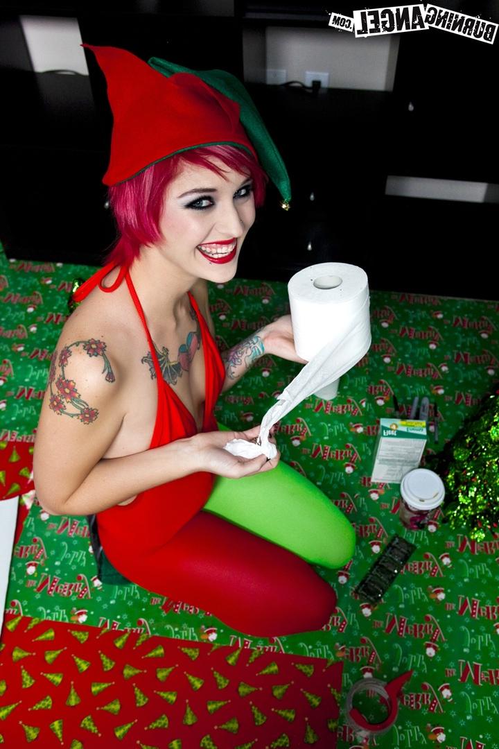 17P Wicked elf Kleio gets naked to wrap Xmas presents & finger fuck in hot closeup