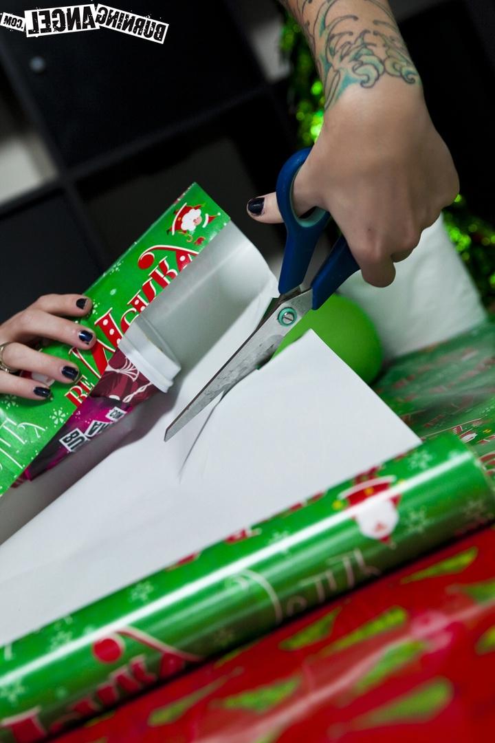 17P Wicked elf Kleio gets naked to wrap Xmas presents & finger fuck in hot closeup