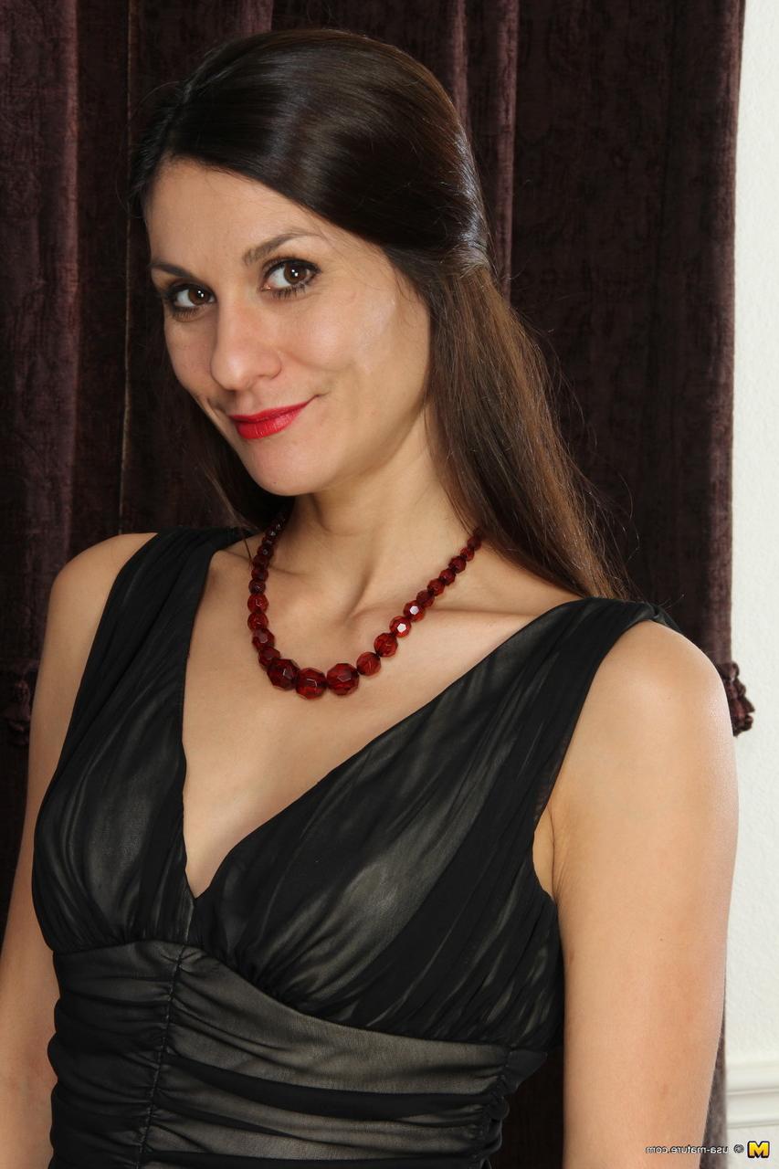 16P Madura elegante tira o vestido de cetim para se espalhar e brinca a buceta no sofá