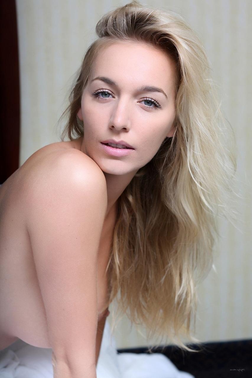 12P La rubia natural Hayley Marie Coppin muestra su cuerpazo encima de la cama