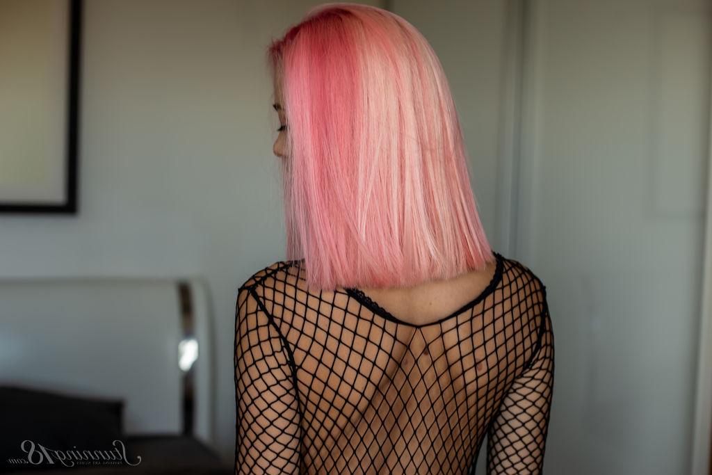 16P Die atemberaubende 18-jährige Kiara J trägt rosa Haare, während sie sich nackt auszieht