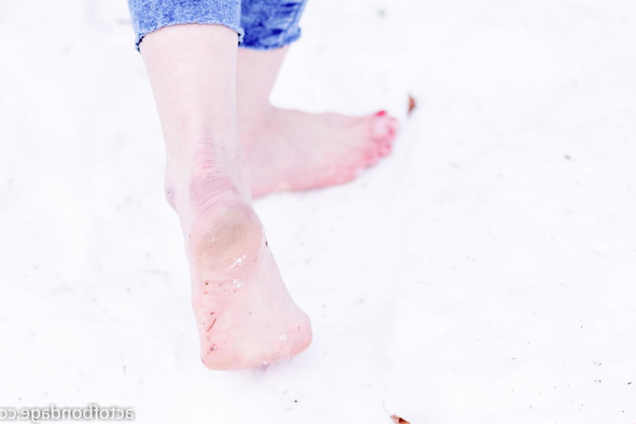 12P Das dünne Mädchen Claudia zieht sich auf einer schneebedeckten Straße völlig aus