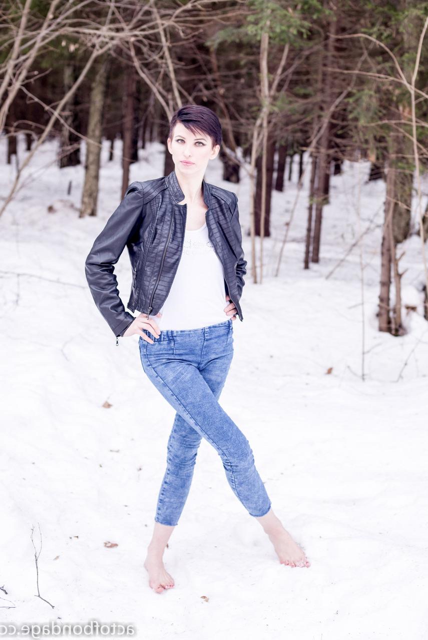 12P Das dünne Mädchen Claudia zieht sich auf einer schneebedeckten Straße völlig aus