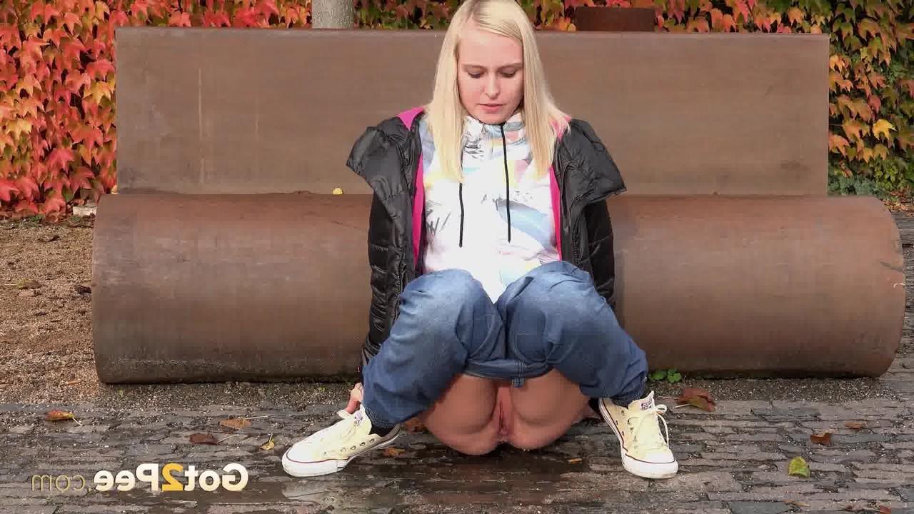 15P La rubia Débora no tiene más remedio que vaciar su vejiga en un lugar público