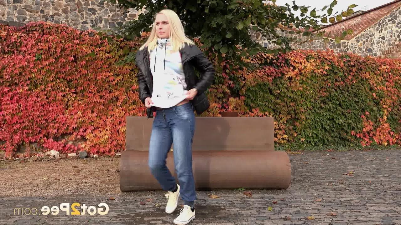 15P La rubia Débora no tiene más remedio que vaciar su vejiga en un lugar público