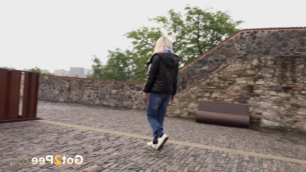 15P La rubia Débora no tiene más remedio que vaciar su vejiga en un lugar público