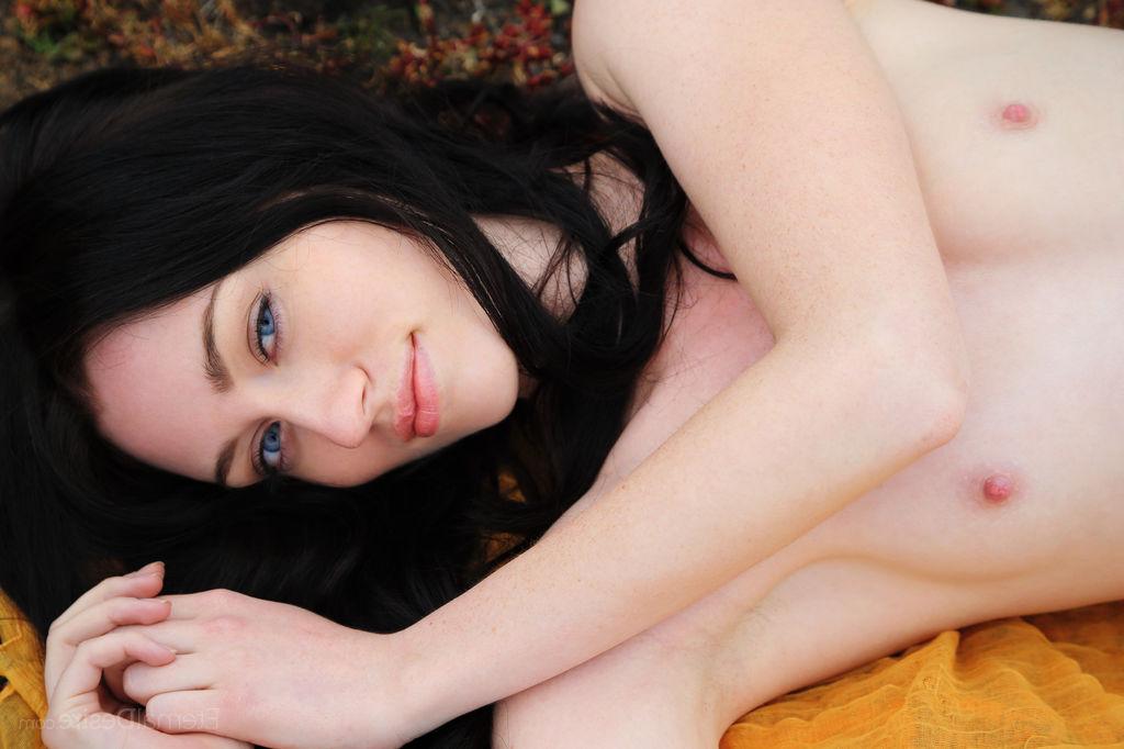 16P A pequena beleza Zsanett Tormay exibe seu corpo totalmente nu na natureza