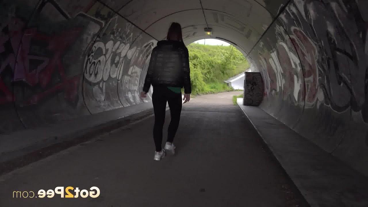15P La fille blanche Naomi Bennet baisse ses leggings pour faire pipi sur une route pavée.