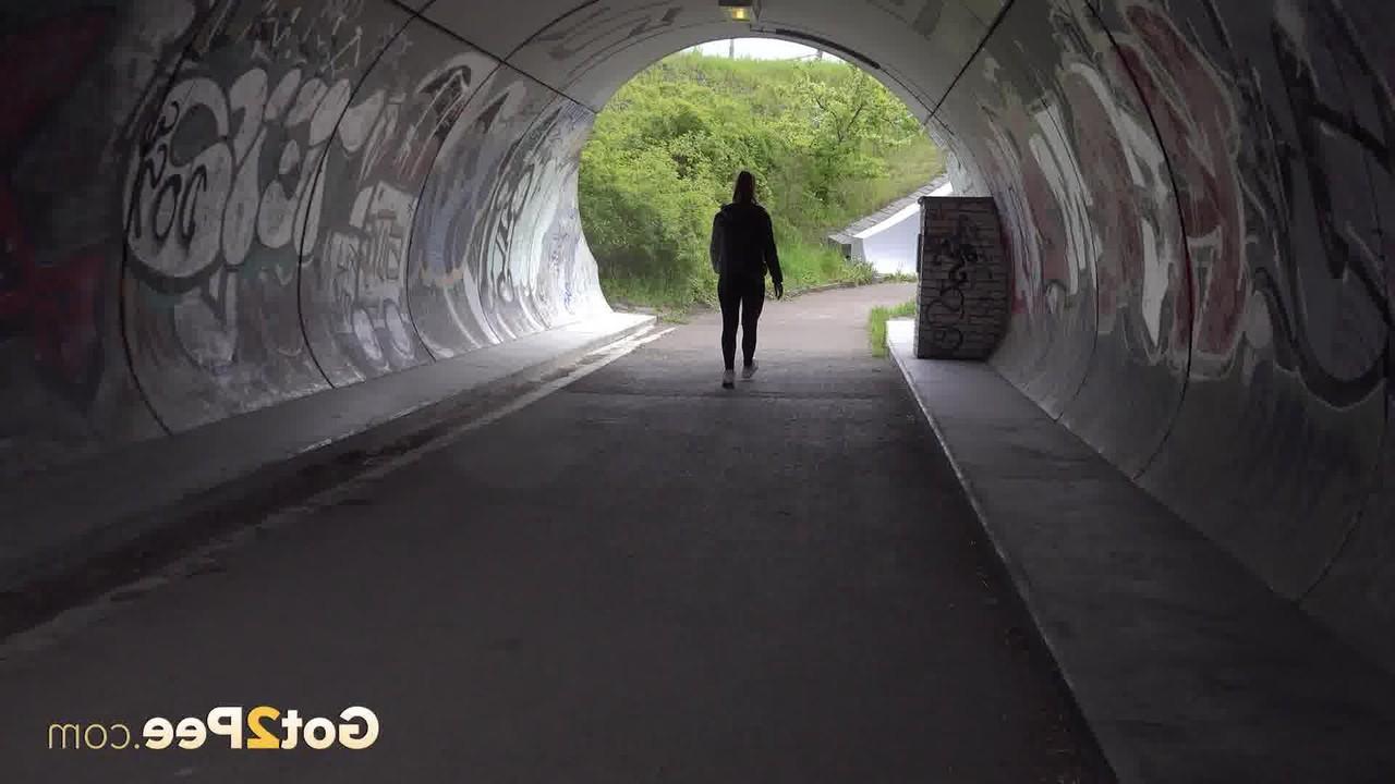 15P La fille blanche Naomi Bennet baisse ses leggings pour faire pipi sur une route pavée.