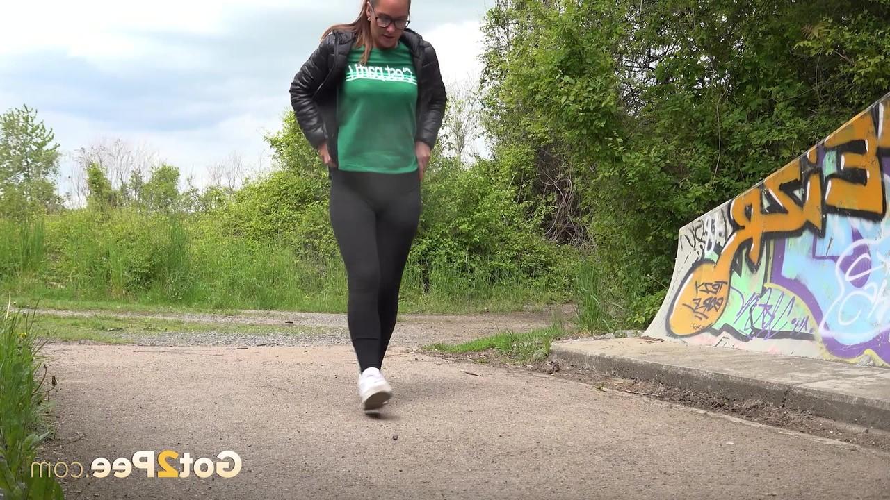 15P La fille blanche Naomi Bennet baisse ses leggings pour faire pipi sur une route pavée.