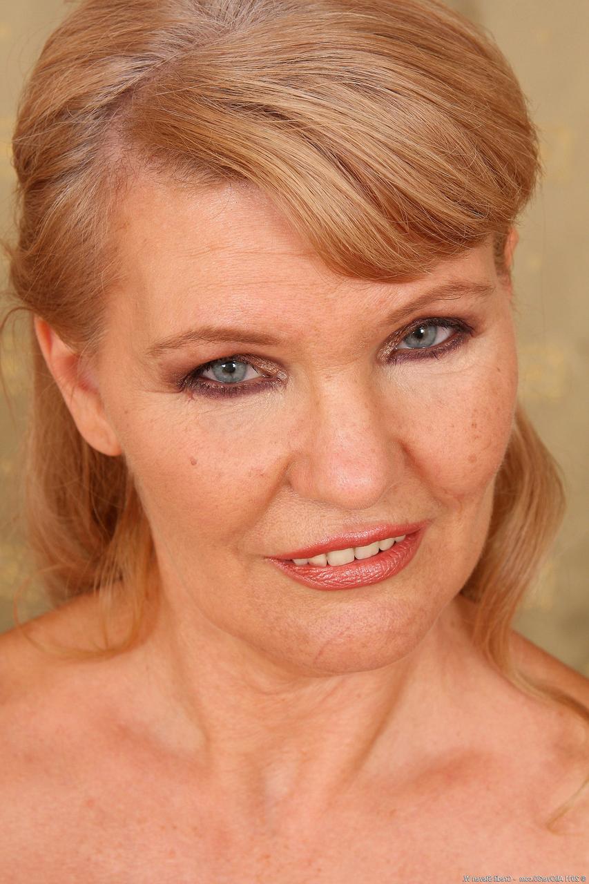 20P Die reife Amateurin Lena F stellt ihren Körper in sexy weißen Dessous zur Schau