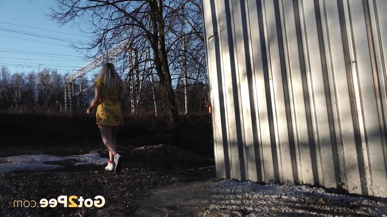 15P Das blonde Mädchen Masha wird dabei erwischt, wie sie gegen einen Schuppen pinkelt