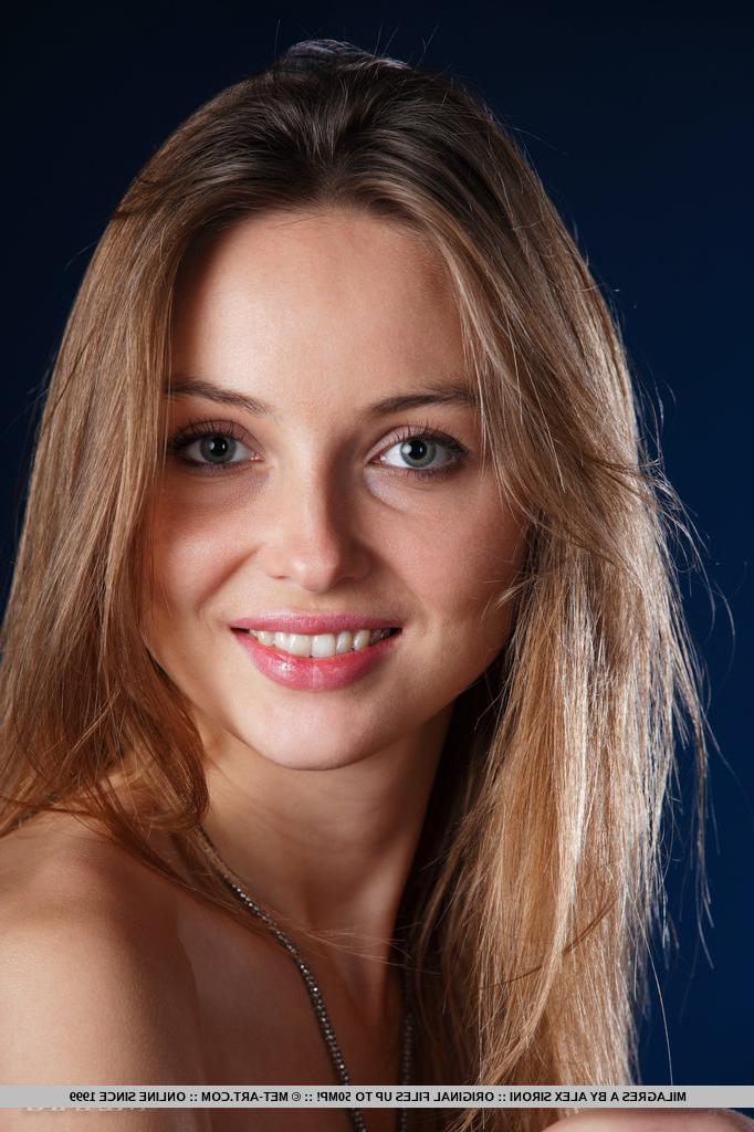 18P A linda jovem Milagres A destaca sua doce buceta depois de ficar nua