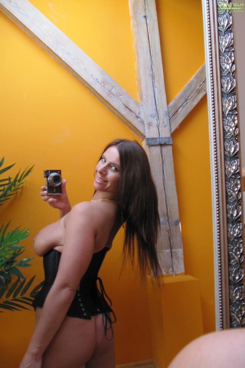 17P Susanne madura e magra sexy tira selfie de peitos grandes e flexíveis enquanto esfrega a buceta