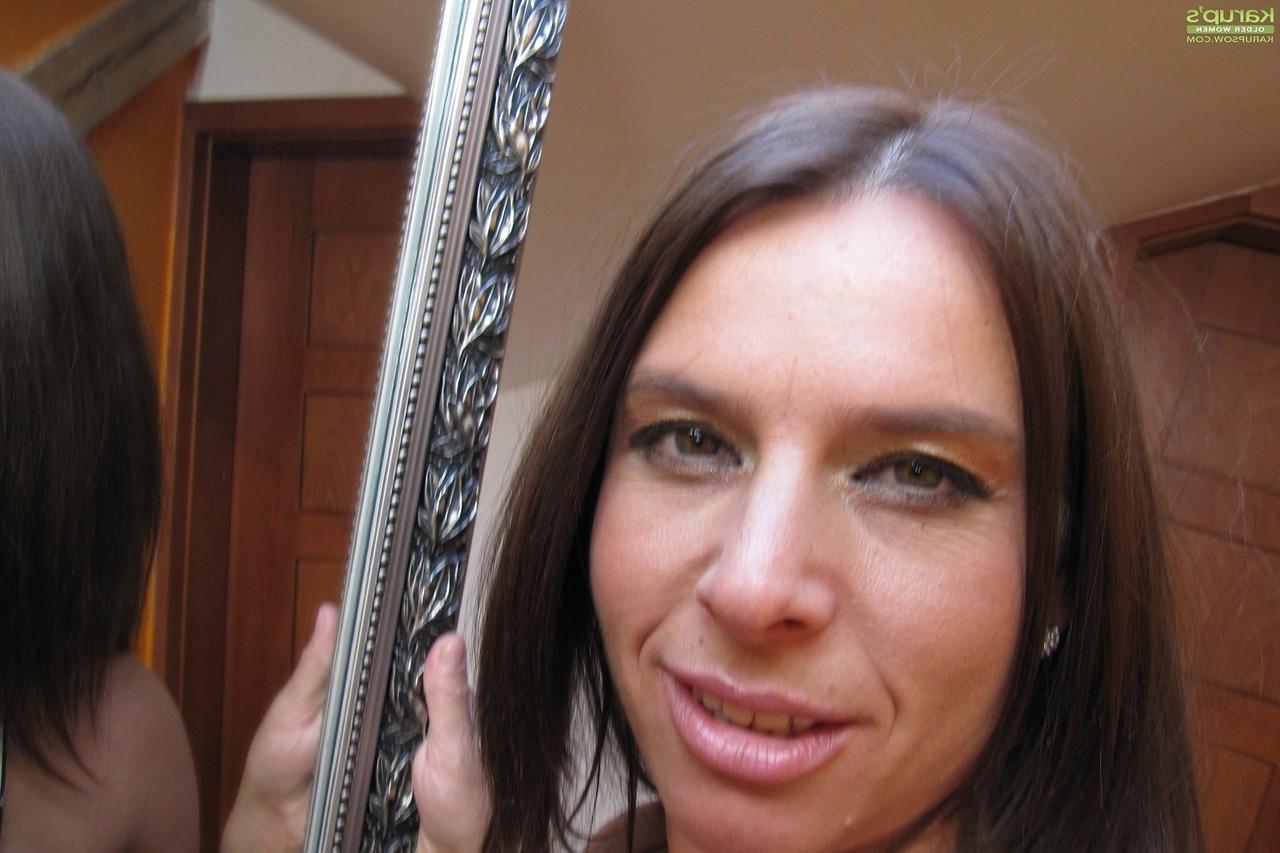 17P Susanne madura e magra sexy tira selfie de peitos grandes e flexíveis enquanto esfrega a buceta
