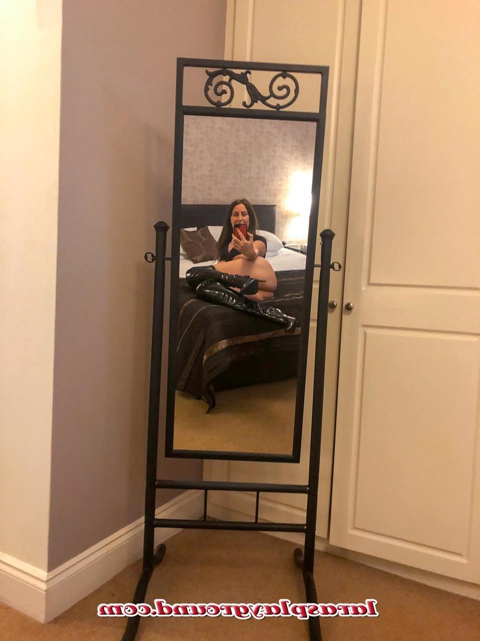 20P La chaude MILF brune Lara montre son gros cul dans une compilation sexy.