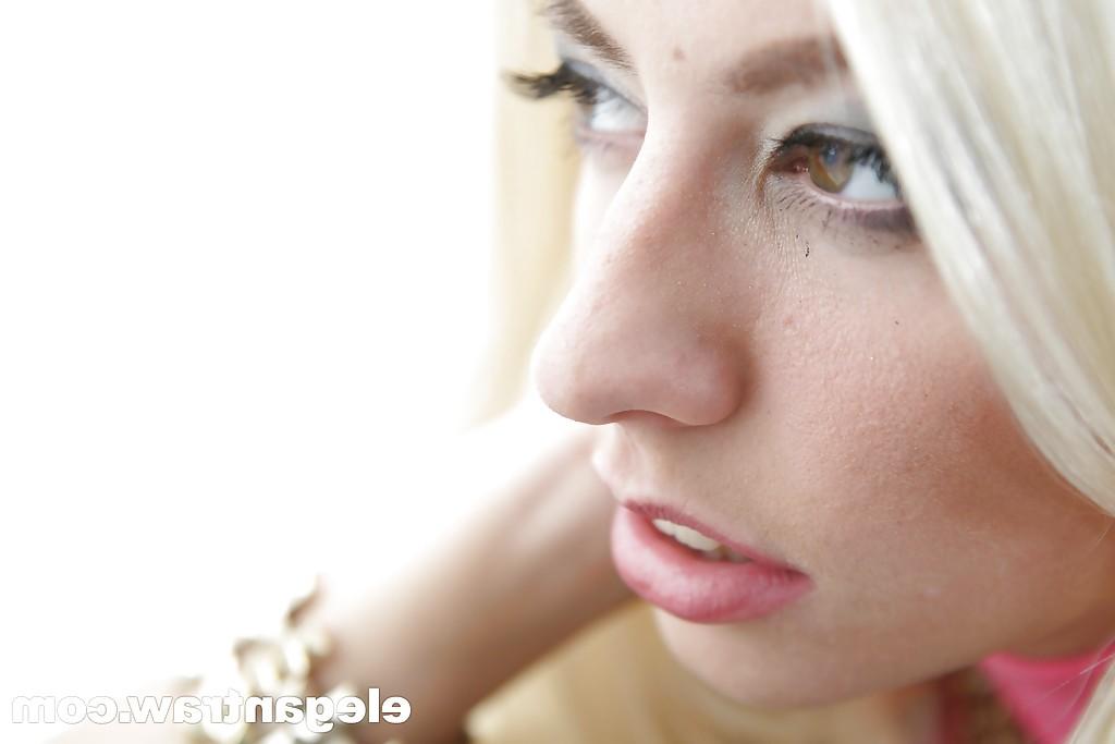 16P Impresionante estrella porno rubia jessie volt posando completamente vestida con tacones altos