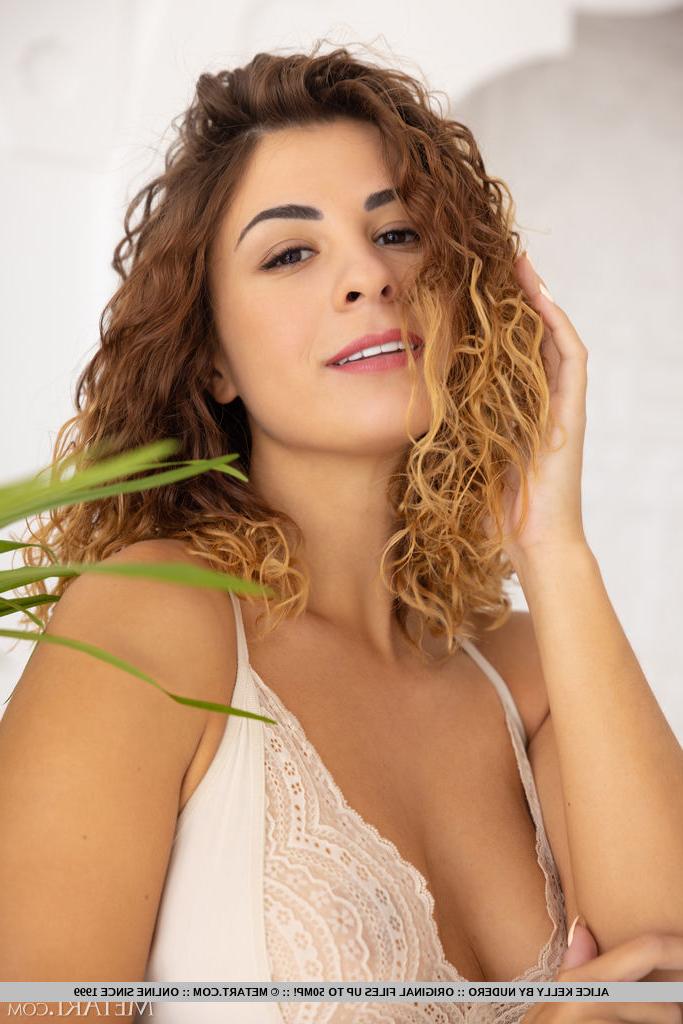 18P A bela adolescente Alice Kelly libera seu grande corpo de um body