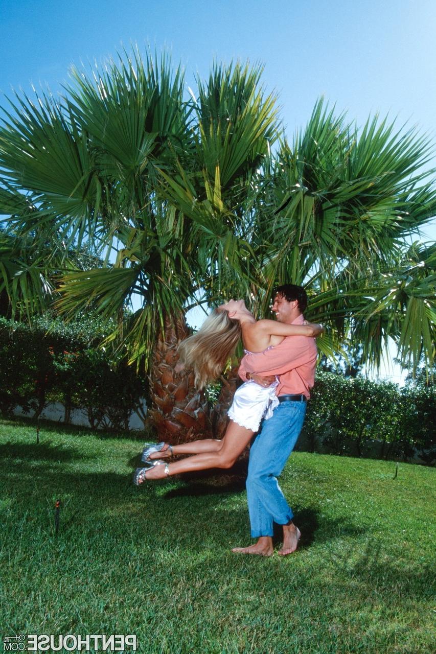 16P A loira naturalmente peituda Loren tem sua buceta comida e faz sexo oral ao ar livre