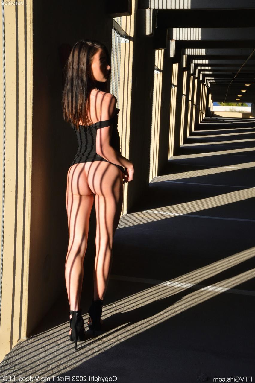 20P A morena Veronica monta um vibrador e espalha seu regalo em um solo