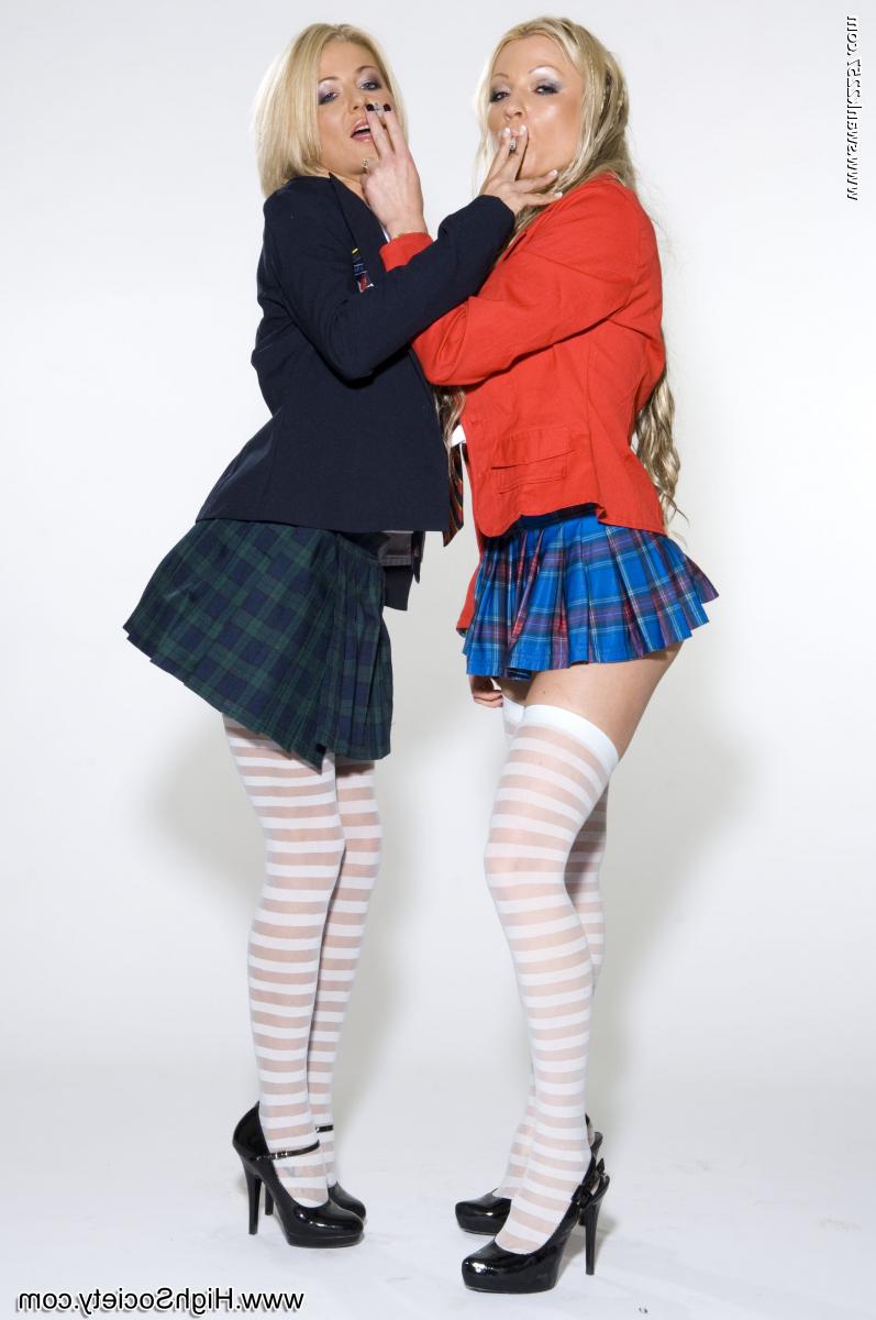 20P As alunas loiras Cindy Behr e Tia Layne exibem seus peitos grandes antes de brincar