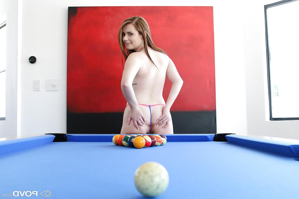 16P Garota solo Karlie Brooks se despindo em cima da mesa de sinuca