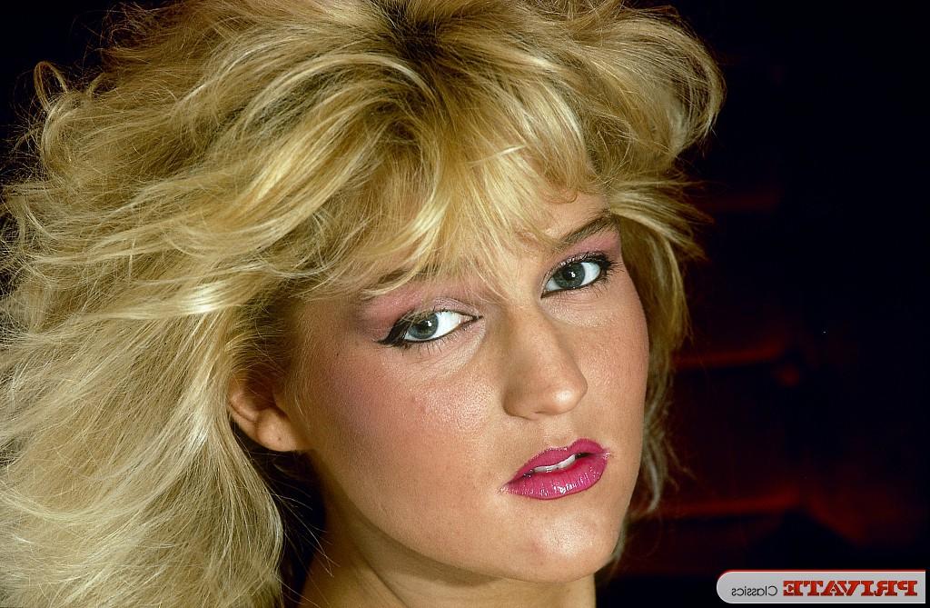 14P Europäischer Pornostar mit nacktem Hintern spreizt in High Heels seine Muschi