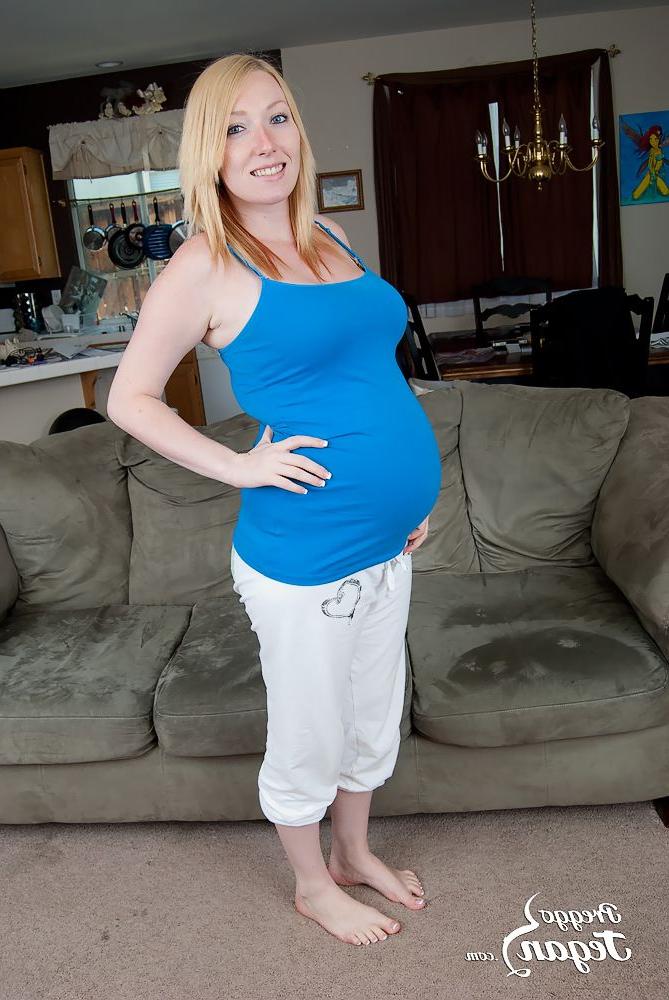 10P Une blonde enceinte met en valeur son ventre lourd lors d'un engagement de mannequin nue