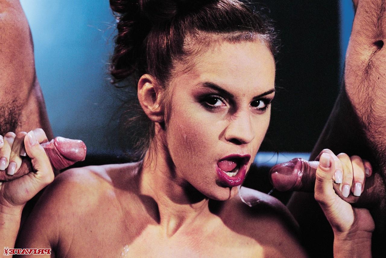 9P La grande star du porno Wanda Curtis se fait doublement baiser dans un plan à trois intense.