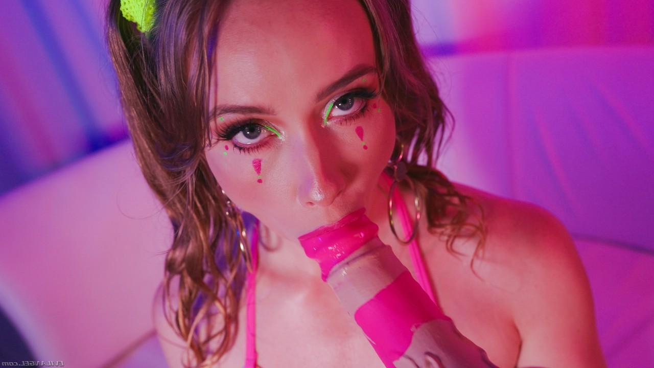 15P A estrela pornô Scarlet Chase recebe uma gozada facial depois de brincar anal e foder