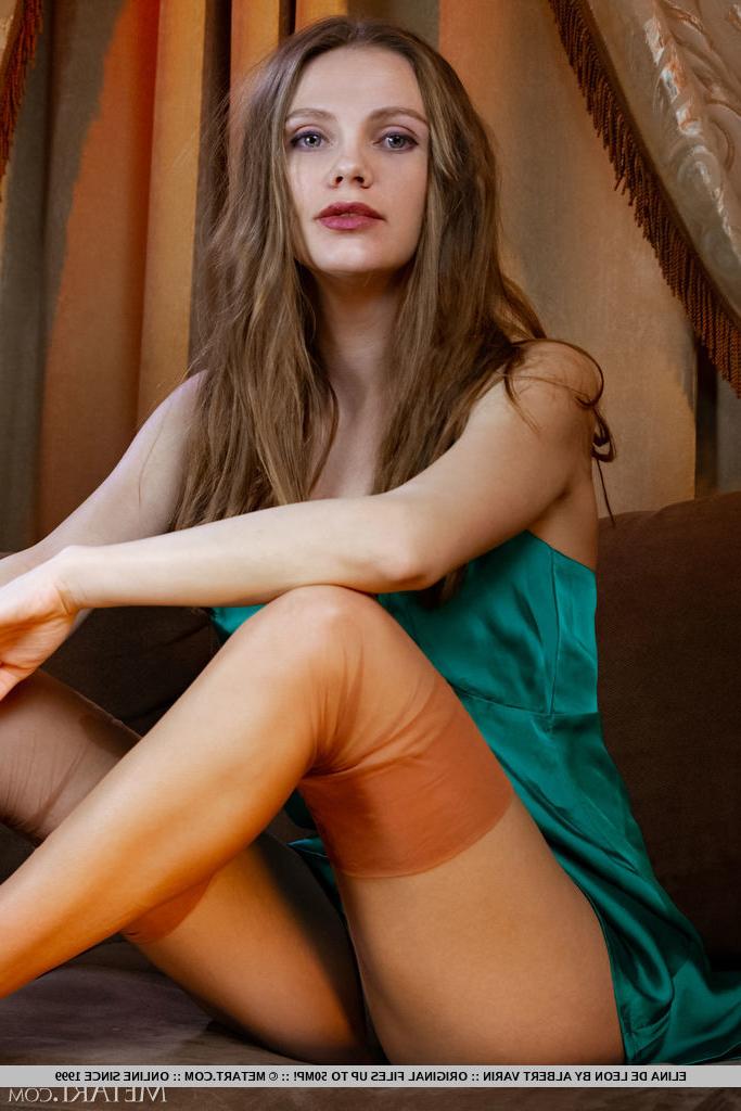 18P A jovem beleza Elina De Leon fica nua em um sofá enquanto usava meias bege