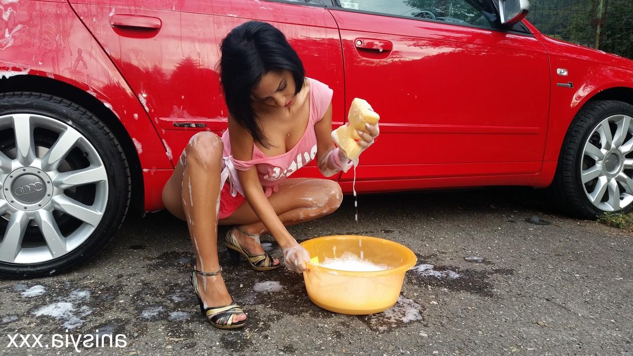 17P La flaca amateur Anisyia XXX hace alarde de su gran culo mientras lava el coche
