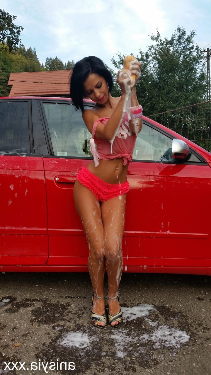 17P La flaca amateur Anisyia XXX hace alarde de su gran culo mientras lava el coche