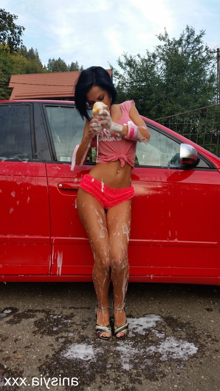 17P La flaca amateur Anisyia XXX hace alarde de su gran culo mientras lava el coche