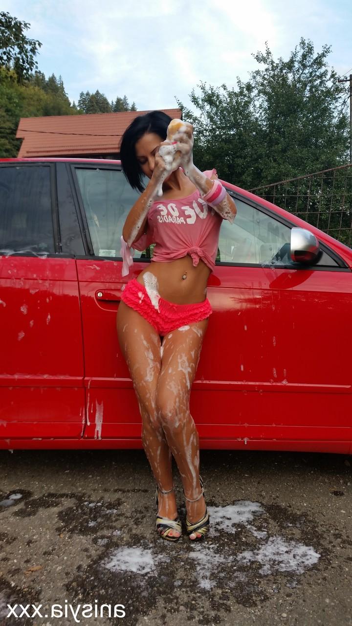 17P La flaca amateur Anisyia XXX hace alarde de su gran culo mientras lava el coche