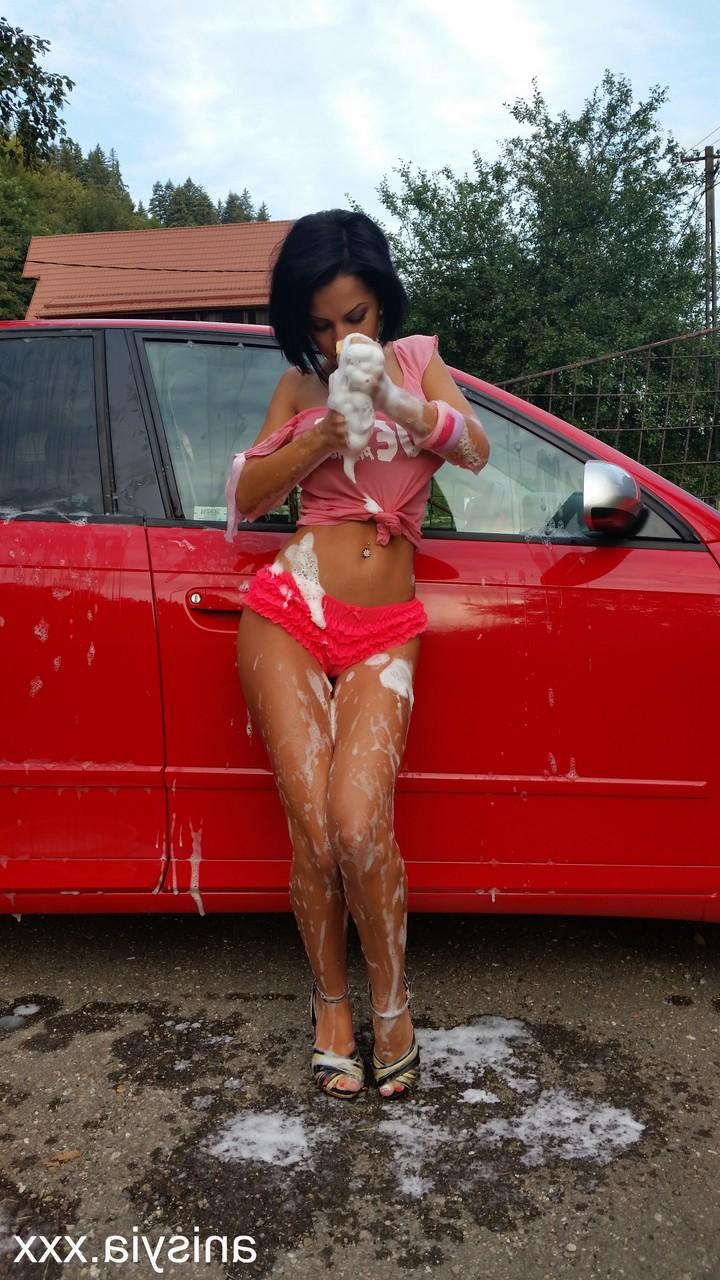 17P La flaca amateur Anisyia XXX hace alarde de su gran culo mientras lava el coche