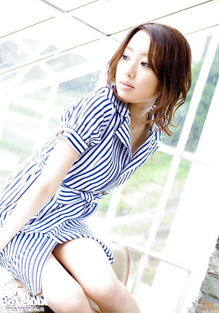 14P Adorable mignonne asiatique enlevant sa robe et posant dans sa culotte transparente
