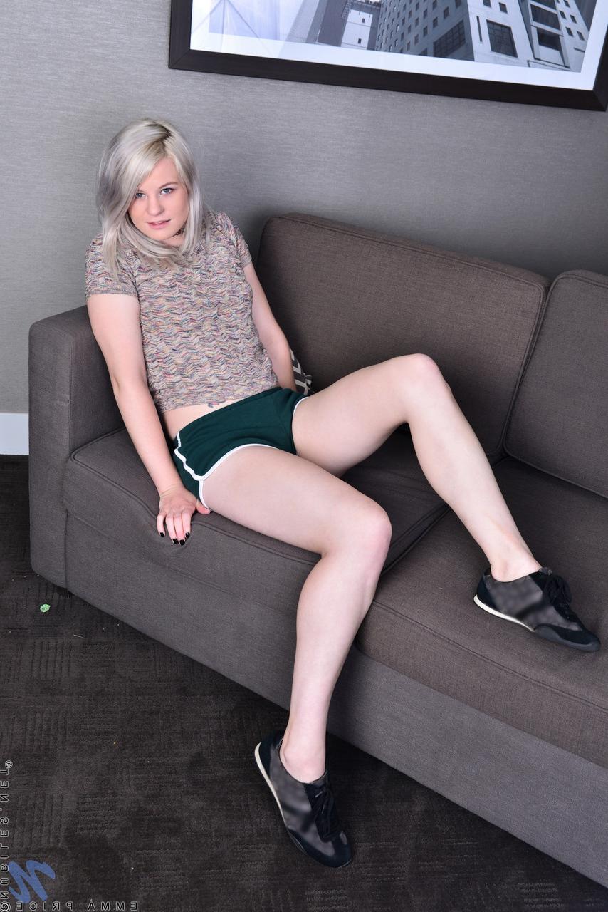 20P Die platinblonde Emma Price zeigt ihren großen Hintern und massiert ihre Klitoris
