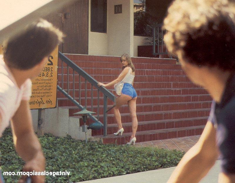 11P Aluna tem sua buceta peluda fodida por dois colegas de classe em um trio vintage