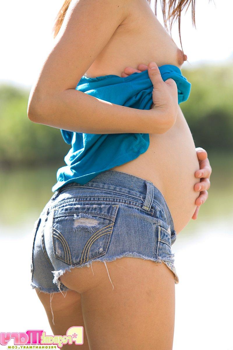 16P Niña embarazada se quita los pantalones cortos Daisy Duke cerca del agua